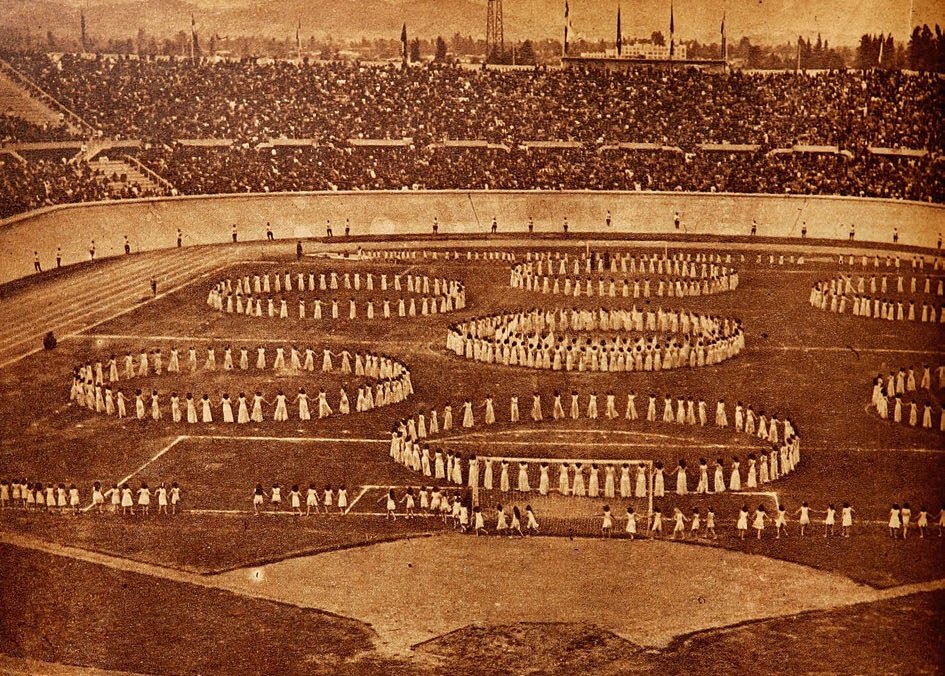 Fotografía histórica del Estadio Nacional publicada en la revista Estadio en 1945